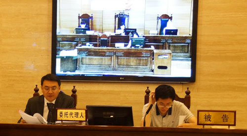 庭审现场:岳运生主任进行质证