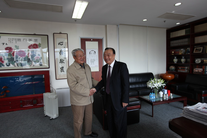 2015年10月23日，中央警卫局原副局长、邓小平同志警卫秘书张宝忠中将来我所参观访问。