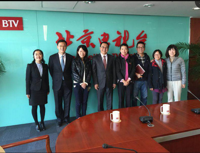 　　2015年10月30日，我所岳运生主任、高级合伙人岳屾山律师、人力资源总监肖蕊走访我所顾问单位北京电视台《特别关注》栏目。 　　图为北京电视台副总编辑艾冬云（右四）、岳运生主任（左四）、新闻中心编辑部主任周舟（右一）、岳屾山律师（左二）、社会采访部科长代晓（右二）、《北京您早》主编黄广（右三）、《特别关注》主编赵欣（左三）、肖蕊（左一）。