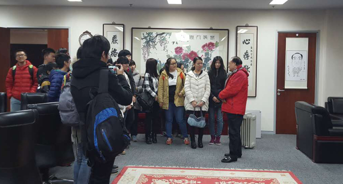 2015年11月5日，对外经济与贸易大学法学院10余位同学来我所参观交流，学生与我所律师展开了热烈交谈。