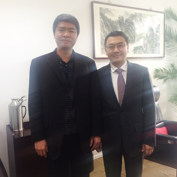图为北京石油法律事务处处长陆东（左）和岳运生主任（右）合影