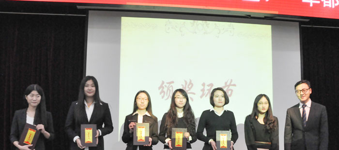 岳屾山律师颁奖环节